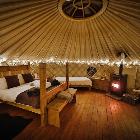 Secret Cloud House Holidays Luxury Yurts With Hot Tubs Cauldon Exterior foto