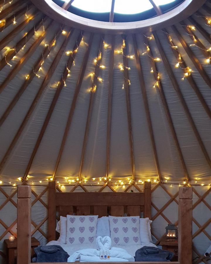 Secret Cloud House Holidays Luxury Yurts With Hot Tubs Cauldon Exterior foto